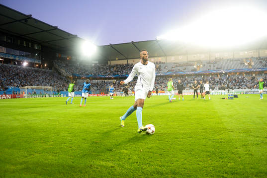 Malmö FFs Isaac Kiese Thelin värmer upp