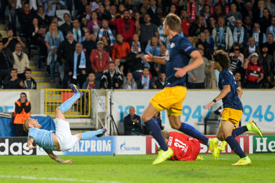 Malmö FFs Magnus Eriksson kapas av Salzburgs målvakt