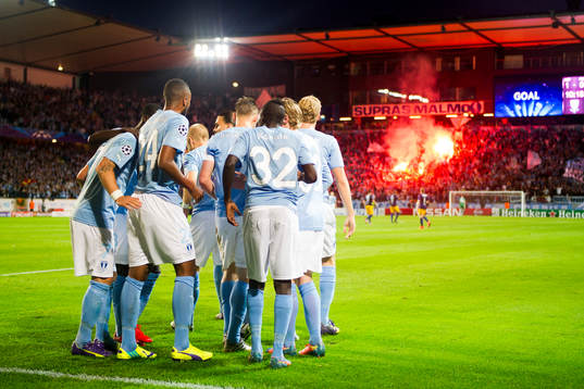 Malmö FFs supportrar tänder bengaler när Malmö FFs