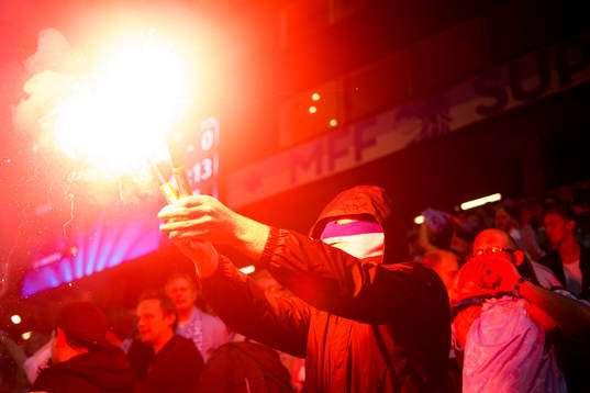 Malmö FFs supportrar med bengaler