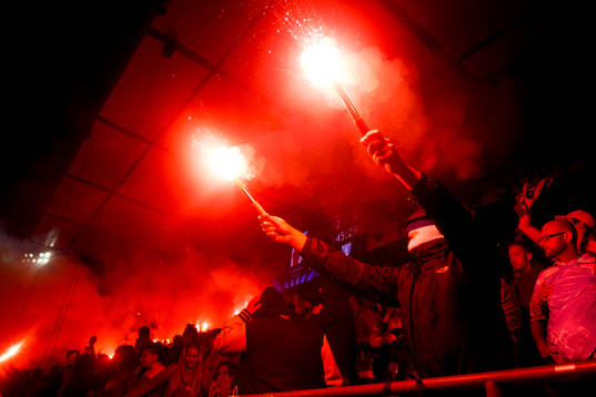 Malmö FFs supportrar med bengaler