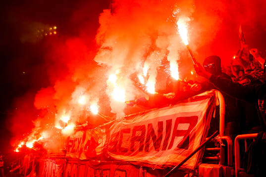 Malmö FFs supportrar med bengaler