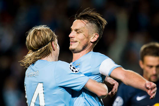 Malmö FFs Markus Rosenberg kramas om av Simon Kroon