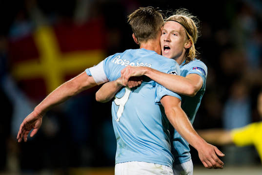 Malmö FFs Markus Rosenberg kramas om av Simon Kroon