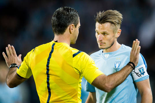 Domare Damir Skomina pratar med Malmö FFs Markus Rosenberg
