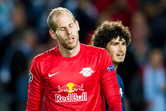 Salzburgs målvakt Péter Gulácsi och André Ramalho deppar