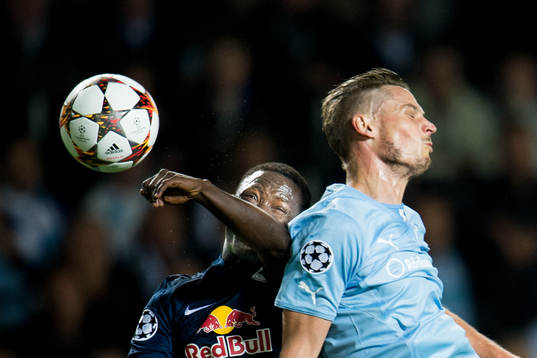 Malmö FFs Markus Rosenberg i nickduell med Salzburgs Naby