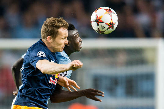 Salzburgs Christian Schwegler och Malmö FFs Pa Konate