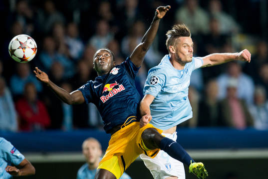 Malmö FFs Markus Rosenberg i nickduell med Salzburgs Naby