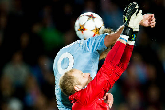 Malmö FFs Markus Rosenberg i en luftduell med Salzburgs