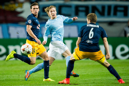 Malmö FFs Emil Forsberg spelar bollen mellan Salzburgs