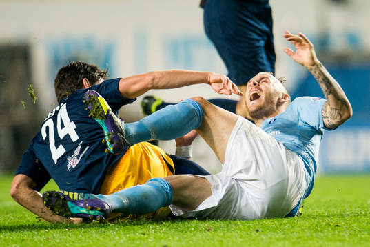 Salzburgs Christoph Leitgeb tacklar Malmö FFs Magnus