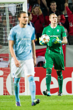 Malmö FFs målvakt Robin Olsen och i förgrunden Erik