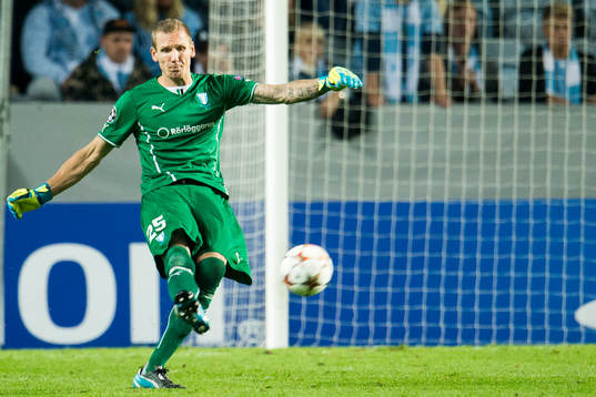 Malmö FFs målvakt Robin Olsen med en utspark