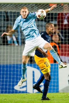 Malmö FFs Anton Tinnerholm och Salzburgs Alan