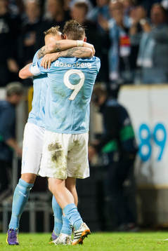 Malmö FFs Magnus Eriksson och Markus Rosenberg kramas