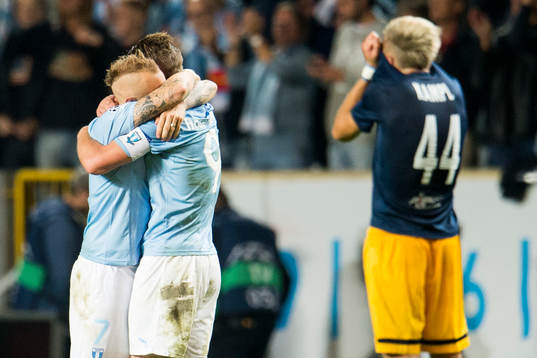 Malmö FFs Magnus Eriksson och Markus Rosenberg kramas och