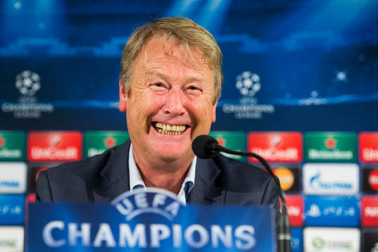Malmö FFs tränare Åge Hareide skrattar