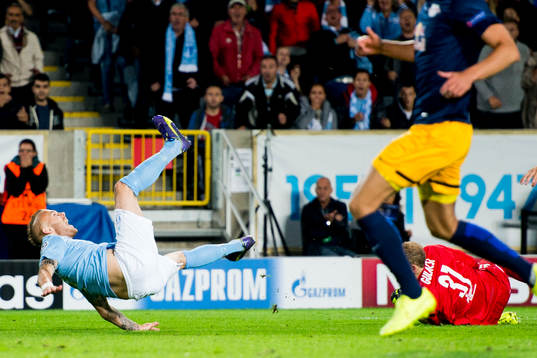 Malmö FFs Magnus Eriksson fälls av Salzburgs målvakt