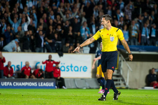Domare Damir Skomina pekar mot straffpunkten