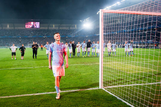 Malmö FFs Markus Rosenberg går fram mot klacken för att