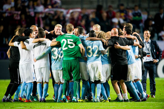 Malmö FFs spelare och ledare jublar vid slutsignalen