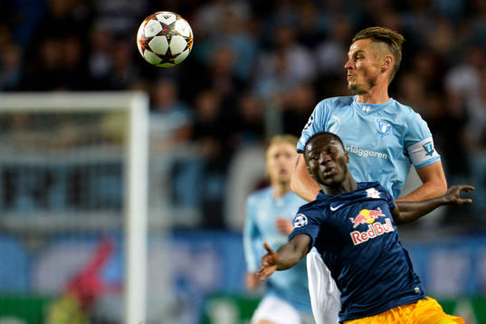 Salzburgs Naby Keita och Malmö FFs Markus Rosenberg