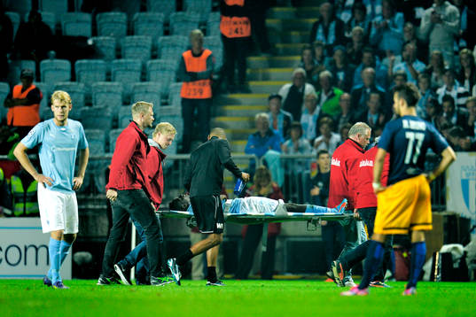 Malmö FFs Pa Konate bärs ut på bår