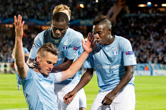 Malmö FFs Markus Rosenberg kramas om av Enock Kofi Adu och