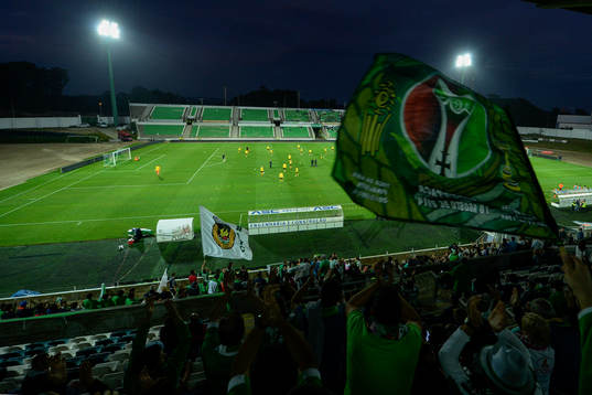 Lagen värmer upp på arenan innan playoff-matchen till