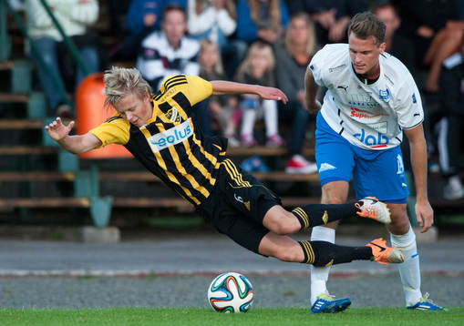 Hässleholms Philip Bengtsson bringas på fall i matchen i