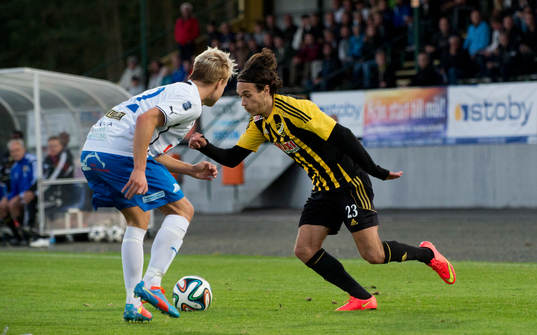 IFK Hässleholms Karim Al-Asi utmanar Osbys Jakob Lang i
