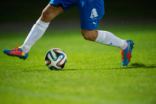 Fotbollsskor Puma i matchen i division 3 mellan IFK
