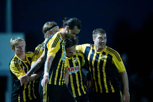 IFK Hässleholms Karim Al-Asi har gjort mål och grattas i
