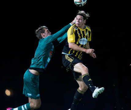 IFK Hässleholms Filip Ranmo och Osbys målvakt Lindfors i