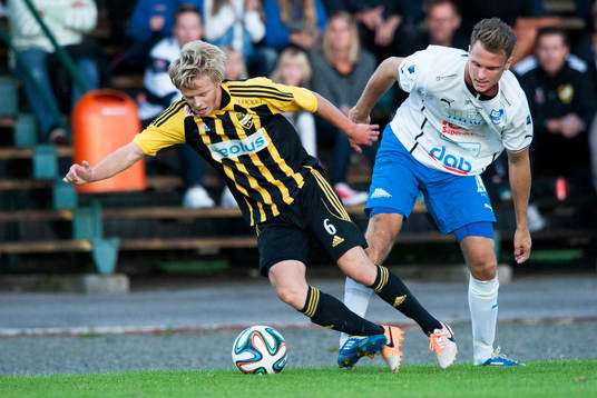 Hässleholms Philip Bengtsson bringas på fall i matchen i