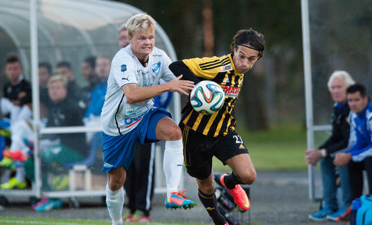 IFK Hässleholms Karim Al-Asi och Osbys Jacob Lang i