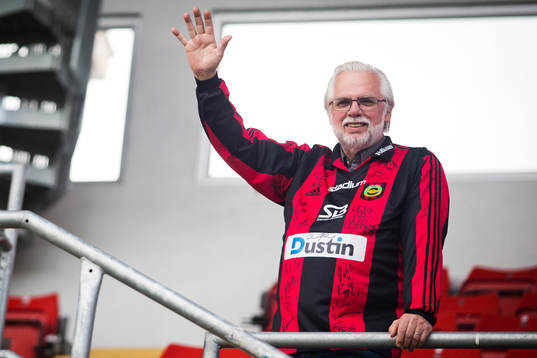 Brommapojkarna supporter med signerad matchtröja