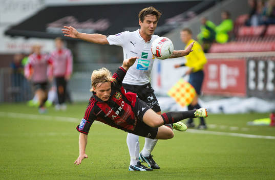 Brommapojkarnas Nicklas Bärkroth faller i kamp mot