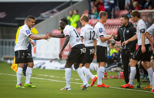 Örebros Daniel Sobralense gör 1-0 och jublar med Alhassan