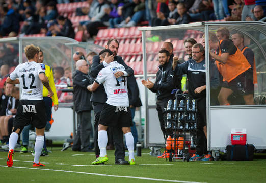 Örebros Daniel Sobralense gör 1-0 och jublar med tränare