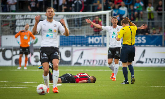 Brommapojkarnas Mauricio Albornoz ligger ner och deppar i