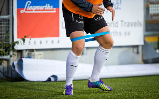 Avbytare värmer upp med gummiband i Allsvenskan mellan