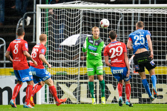 Helsingborgs målvakt Pär Hansson och Halmstads Richard