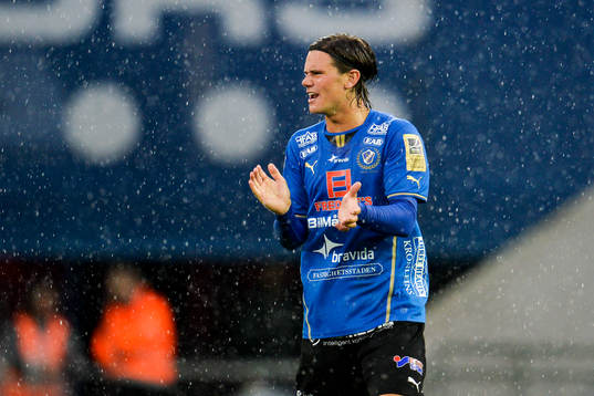 Halmstads Marcus Antonsson klappar igång publiken