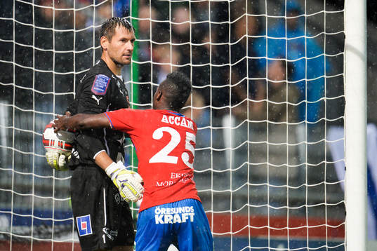 Helsingborgs David Accam försöker hämta bollen men