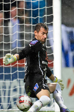 Halmstads målvakt Stojan Lukic släpper in 1-2 målet