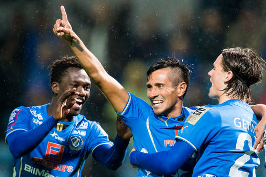 Halmstads Antonio Rojas (m) kramas om av Marcus Antonsson