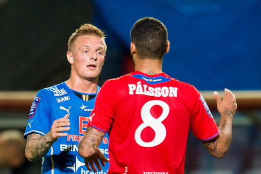 Halmstads Gudjón Baldvinsson tackar Helsingborgs Victor