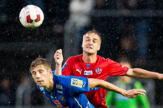 Halmstads Mikael Boman i nickduell med Helsingborgs Johan
